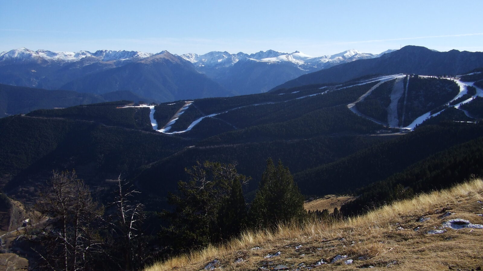 coll de la botella a pal i al fons la serra del sirvent