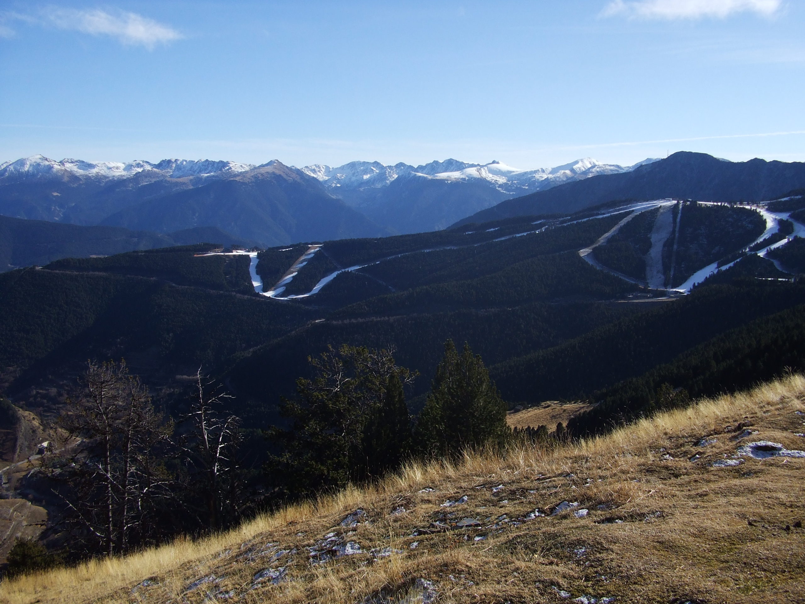 coll de la botella a pal i al fons la serra del sirvent
